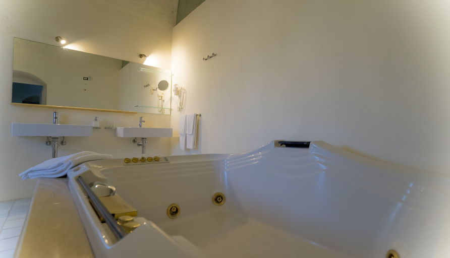 Bathroom 4, Giardini di Pietra, Matera