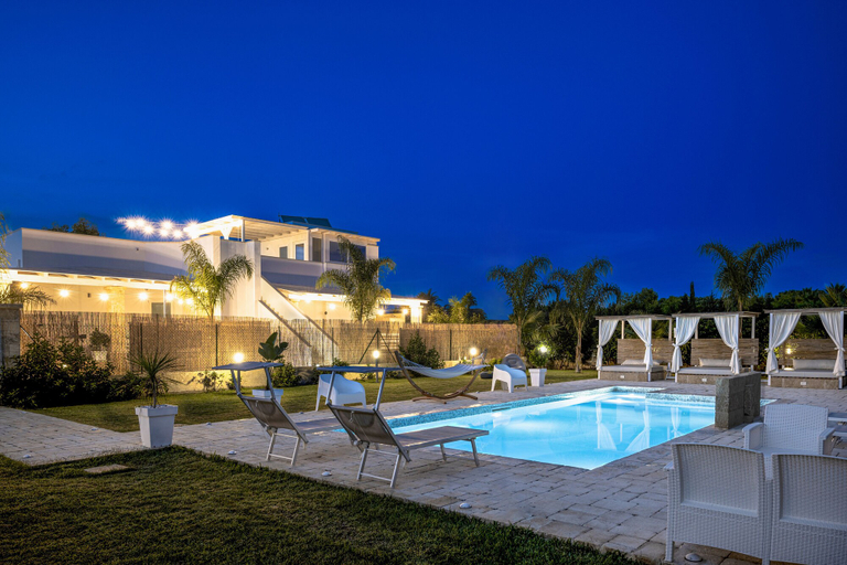Pool waterfall, Bilocale con piscina a 500 m dal mare, Lecce