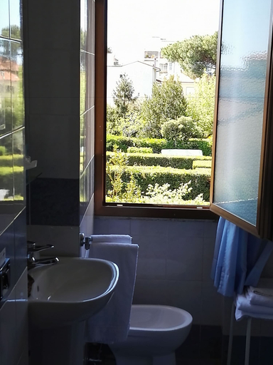 Bathroom 4, Hotel Elizabeth, Lucca