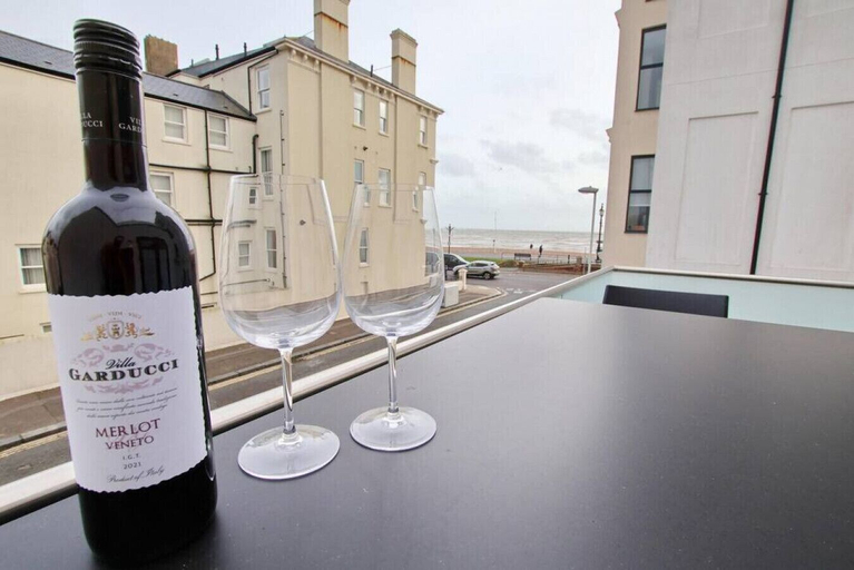 Food & Drinks, Beachfront Walks With Sea View Balcony Deck, West Sussex