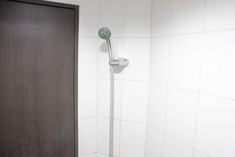Bathroom 2, Cozy Studio Apartment At Mekarwangi Square Cibaduyut, Bandung