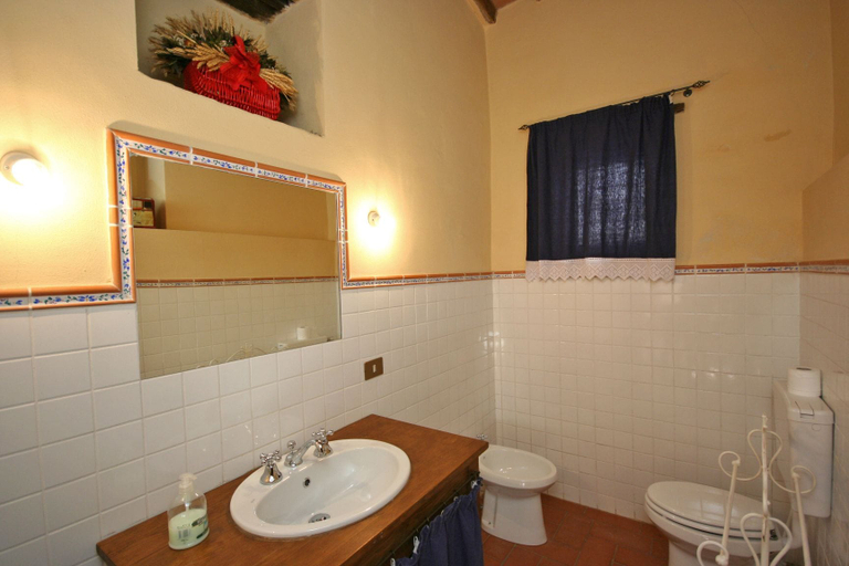 Bathroom 3, Villa Capolona, Arezzo