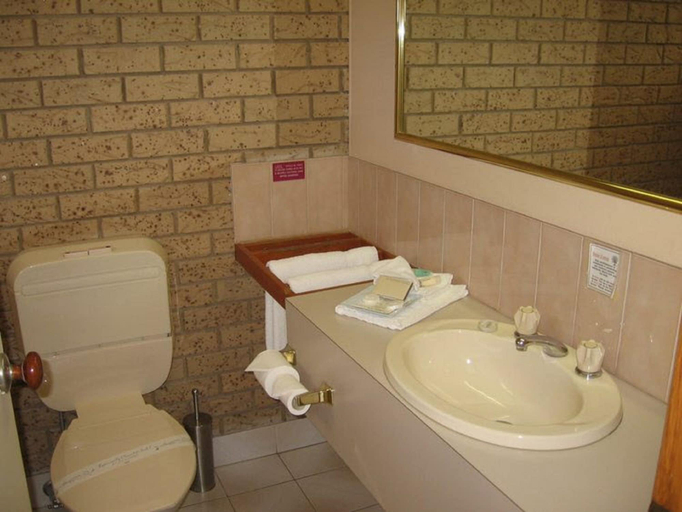 Bathroom 3, Barrass's John Bright Motor Inn, Alpine - East