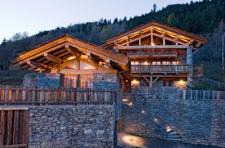 Exterior & Views