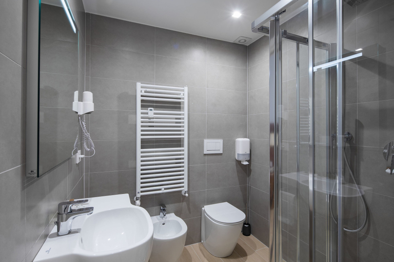 Bathroom 4, Hotel Excelsior, Pavia
