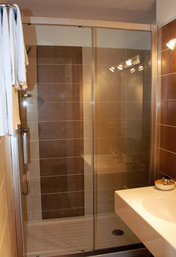 Bathroom 5, Hotel Albizzia, Hérault