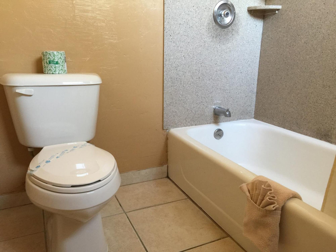 Bathroom 4, Bishop Inn, Inyo