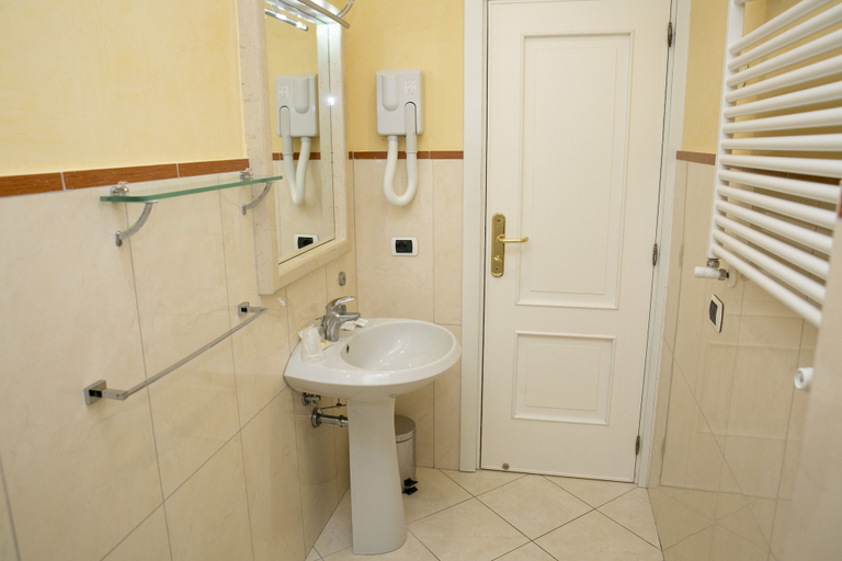 Bathroom 5, Resort Sant'Angelo & Spa, Napoli