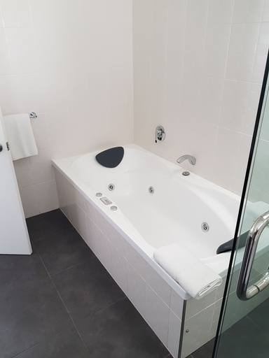 Bathroom 4, The Avenue Hotel, Wanganui