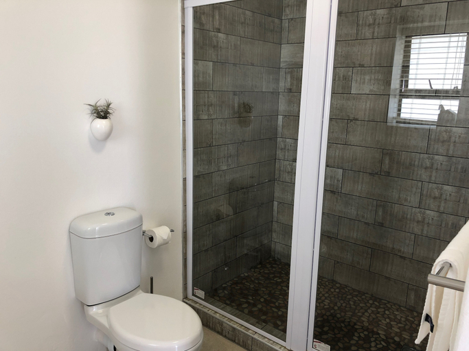 Bathroom 4, Karee Manor Guesthouse, Eden