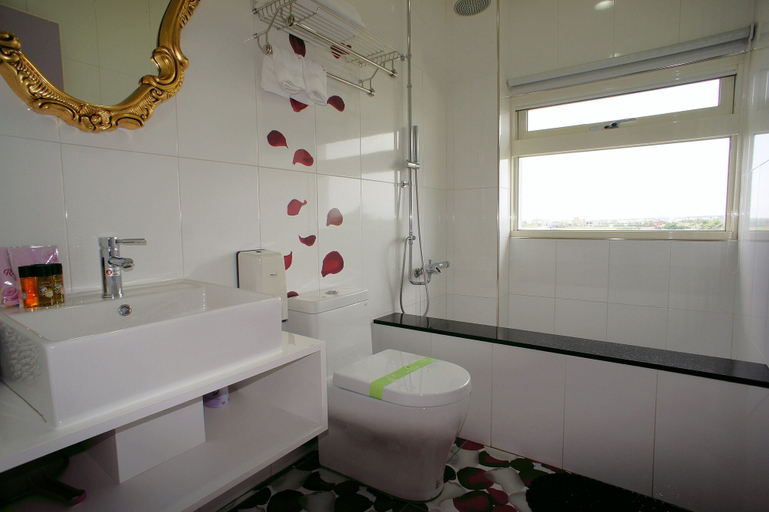 Bathroom 4, St. Petersburg Manor, Yilan