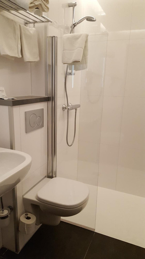 Bathroom 4, Hotel Olympia, West-Vlaanderen