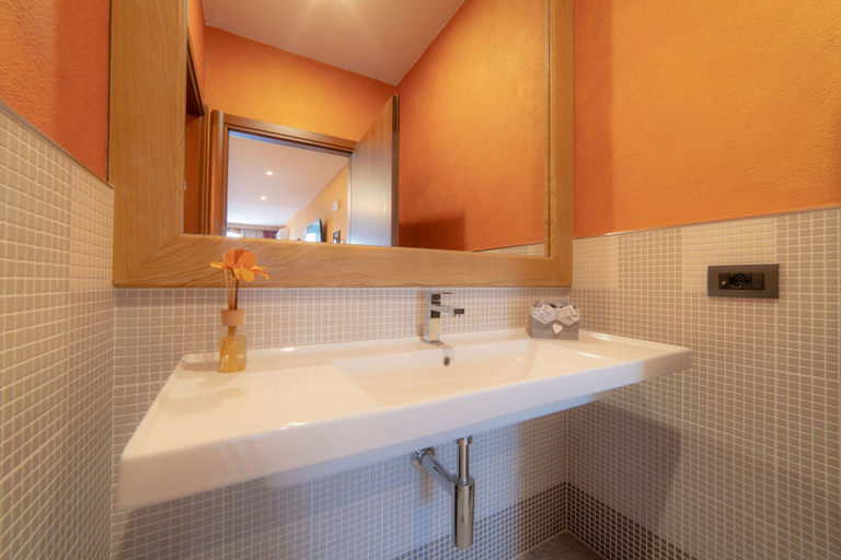 Bathroom 3, Wine-Farm La Source, Aosta