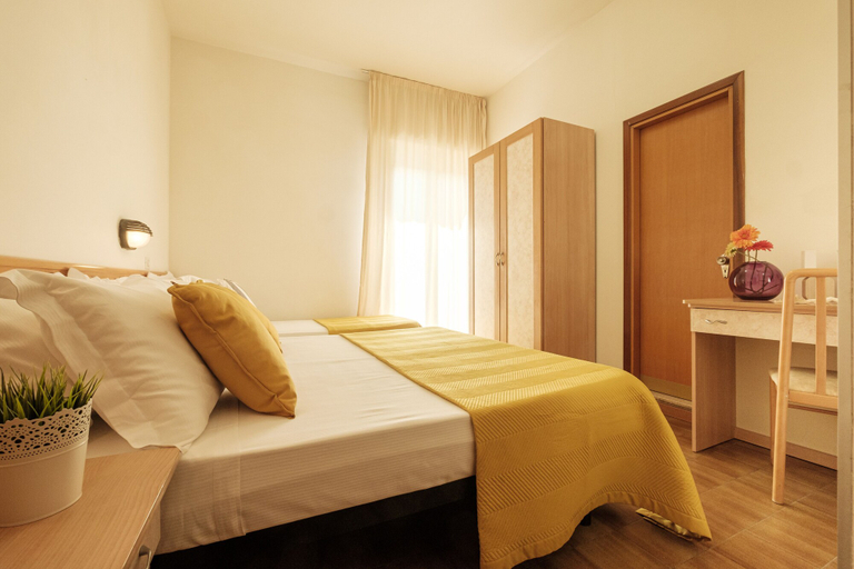 Bedroom 4, Hotel Oceanic, Rimini