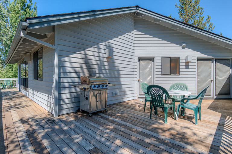 Exterior & Views 2, White Elm Lane #31 by Village Properties at Sunriver, Deschutes