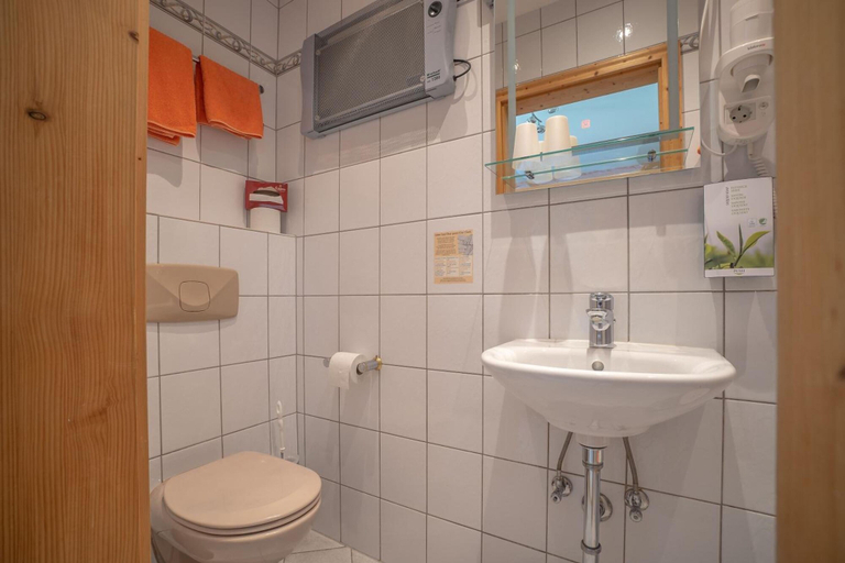 Bathroom 5, Landhotel Weißer Hahn, Donau-Ries