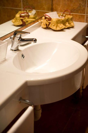 Bathroom 4, Hotel Federiciano, Bari