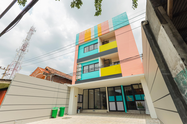 Exterior & Views 2, Sans Hotel Clover Ace Surabaya by RedDoorz, Surabaya