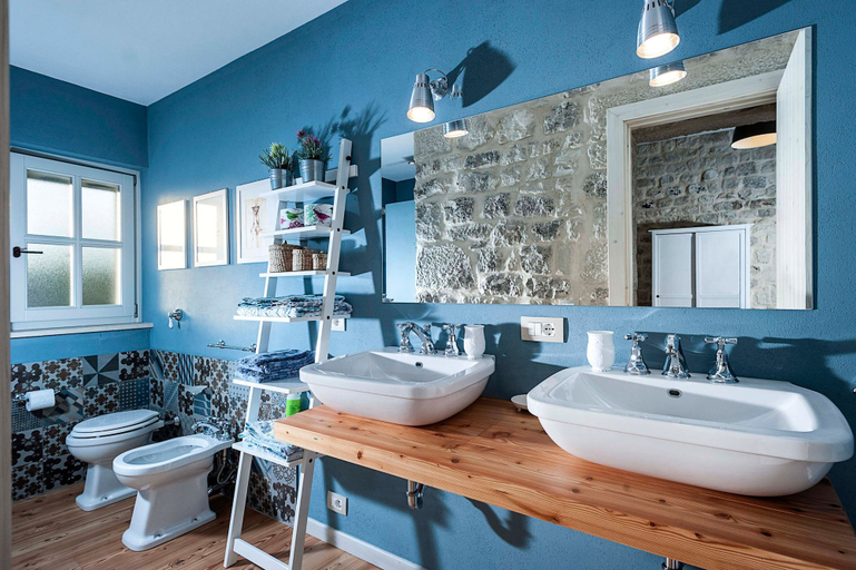 Bathroom 4, Casi o Cantu, Ragusa