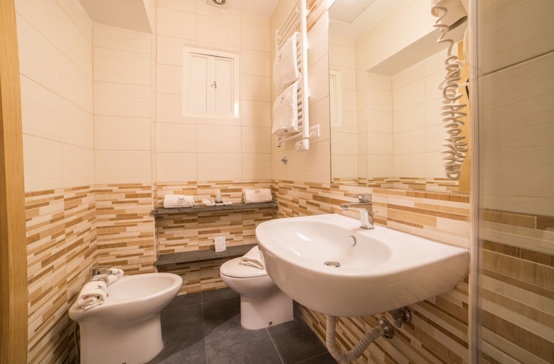 Bathroom 5, Hotel Airone, Napoli