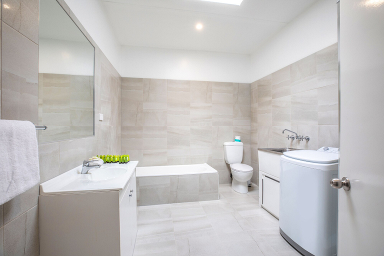 Bathroom 4, Nightcap at Coolaroo Hotel, Hume - Broadmeadows