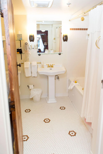 Bathroom 5, Lake Pointe Inn, Garrett