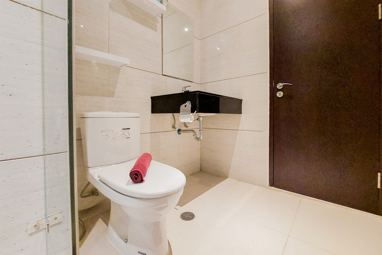 Bathroom 3, Comfort Designed 1BR at Brooklyn Alam Sutera Apartment By Travelio, Tangerang