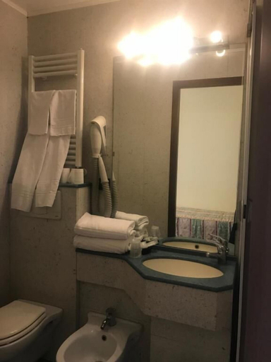 Bathroom 4, Hotel Cinzia, Vercelli