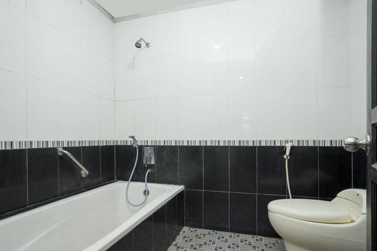 Bathroom 3, OYO 1005 Hotel Kumala, Samarinda