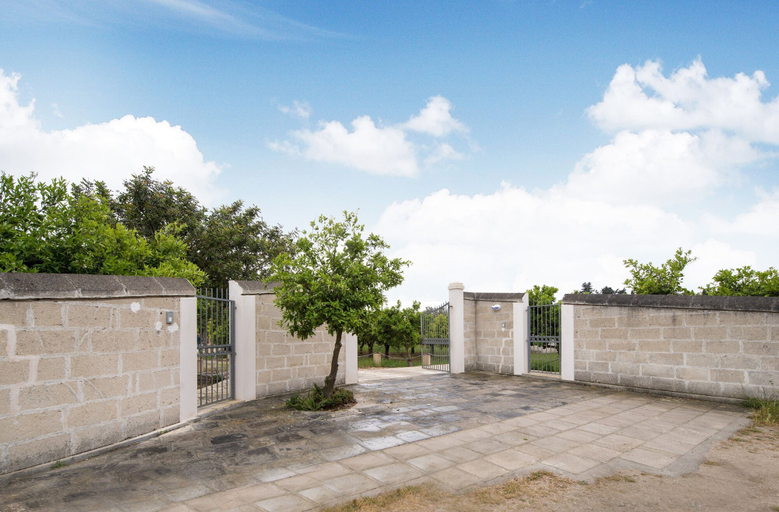 Others 4, Casina Farnarari, Lecce