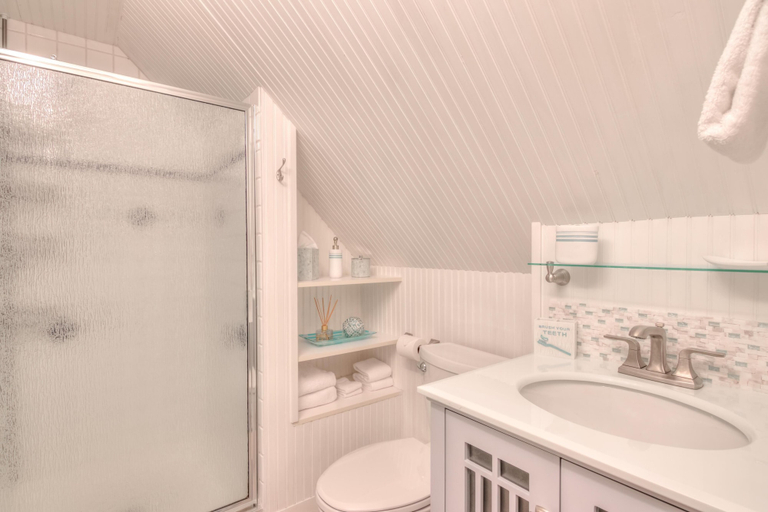 Bathroom 5, The Nordic House in the Cove - Meredith Lodging, Clatsop