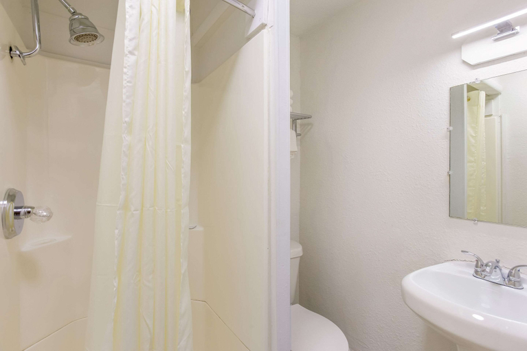 Bathroom 4, Rodeway Inn Berryville, Carroll