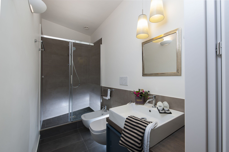 Bathroom 5, Corso Vittorio 308, Roma