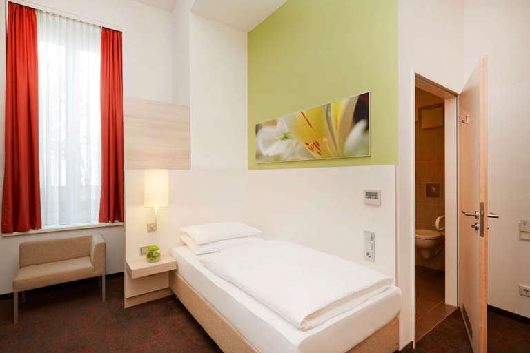 Bedroom 4, H+ Hotel München, München
