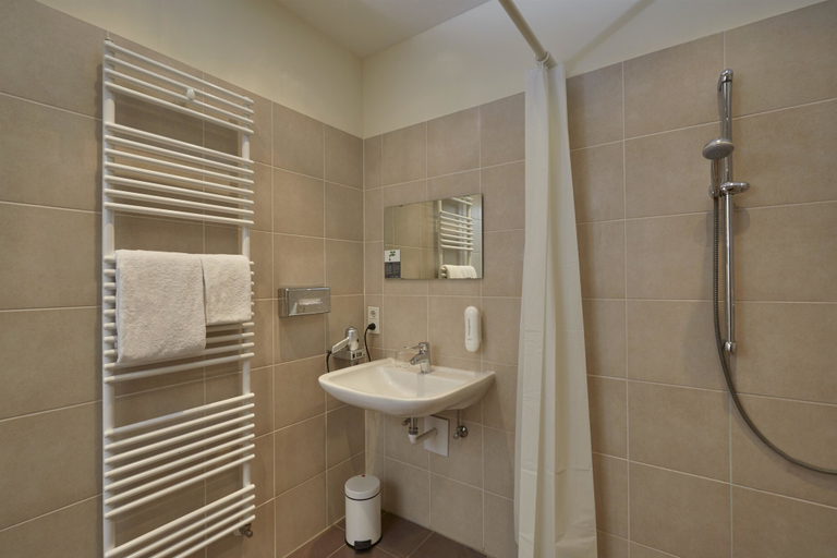 Bathroom 5, H+ Hotel München, München