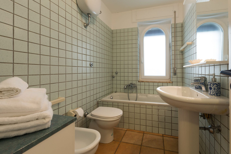 Bathroom 4, Villa Alma, Brindisi