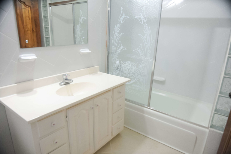 Bathroom 4, Eagles Nest