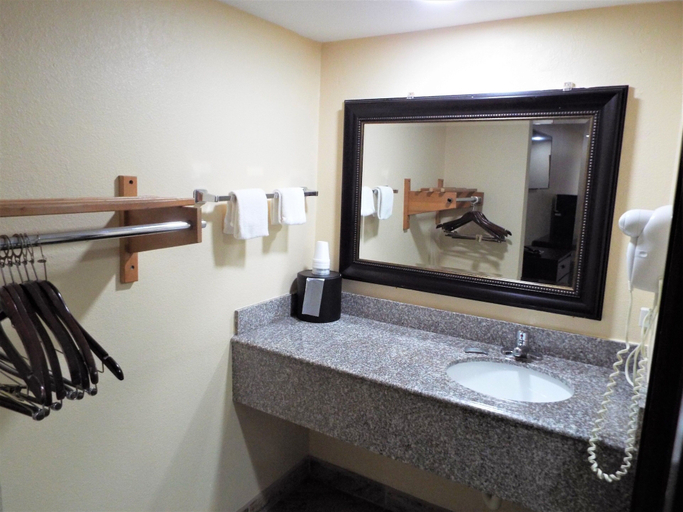 Bathroom 5, Texas Inn Harlingen, Cameron