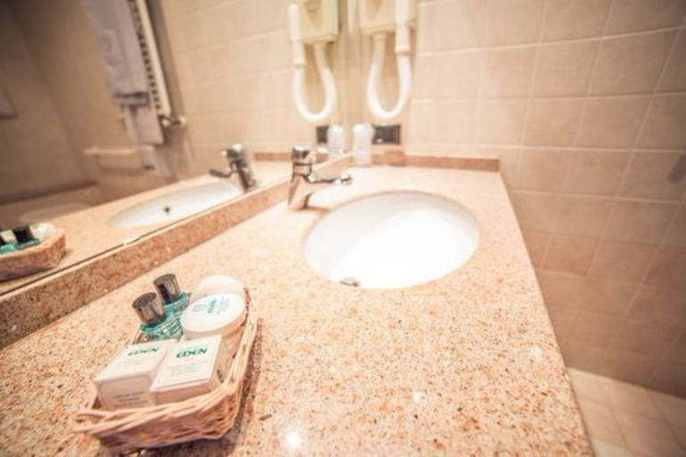 Bathroom 4, Eden, Verona