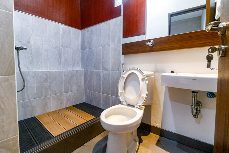 Bathroom 4, RedDoorz near Kebon Jeruk Jakarta, Jakarta Barat