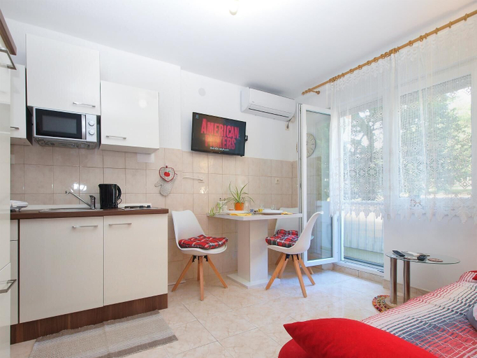 Others 5, Apartment 1951, Pula