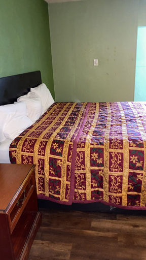 Bedroom 2, Trailway Motel, Saint Clair