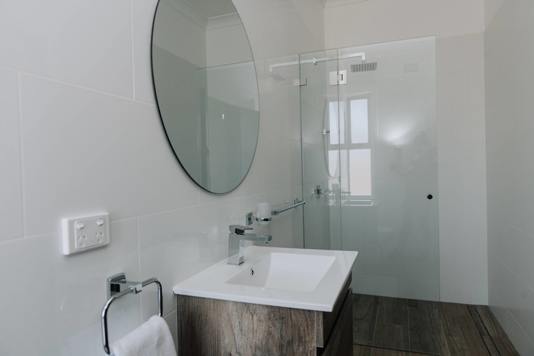 Bathroom 3, Gunnedah Hotel, Gunnedah