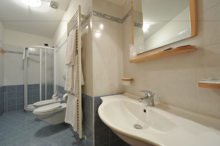 Bathroom 4, Hotel Adamello, Trento