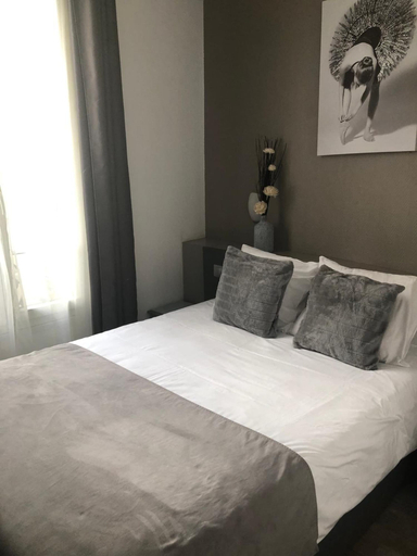 Bedroom 2, Hôtel Le Saint-Hubert - Gare de Lyon Bastille, Paris