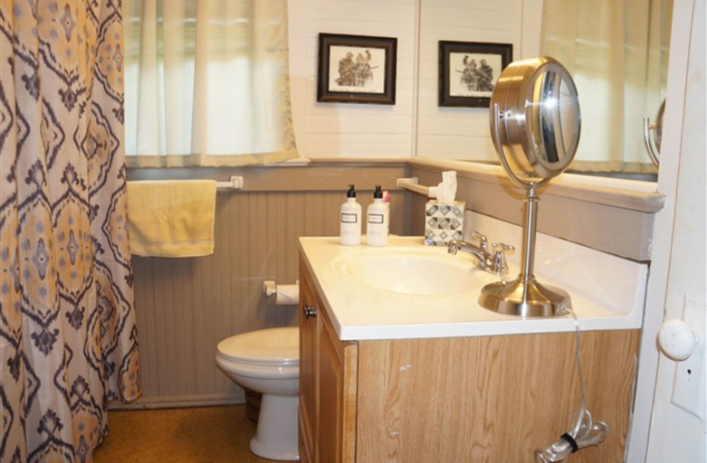 Bathroom, The Hideaway Natchez, Adams