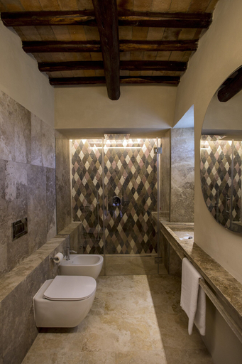 Bathroom 4, Mormoraia, Siena