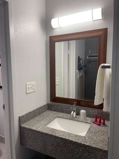 Bathroom 5, Econo Lodge Rockford Casino Area, Winnebago