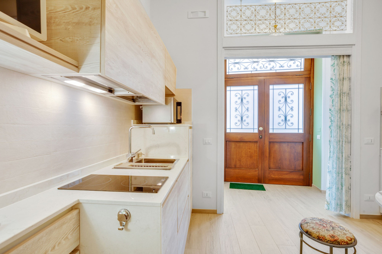 Private kitchen 4, MADAME BARI' Apt a step from the sea, Bari