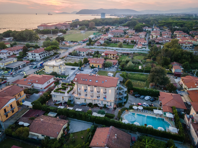 Exterior & Views 2, Hotel Villa Tiziana, Massa Carrara